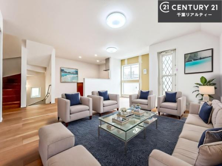 ���r���O �Ƌ��CG�p�[�X�ł��B��؂ȉƑ����W�܂邩�炱��LDK�ɂ͂�����肽���B
�q�����������C�ɏ΂��Ȃ��瑖�����Ă���p�����������u�L���Ƃɂ��ėǂ������v�Ǝv���u�Ԃł��B