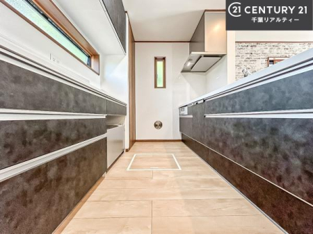 �L�b�`�� �J�b�v�{�[�h�t���̃L�b�`���ł��B
�L�b�`���͉����ƃK�`���K�`���������ł��B�d�q�����W�␆�ъ���u���܂����A��������̐H��͒I�Ɏ��[���\�ł��B