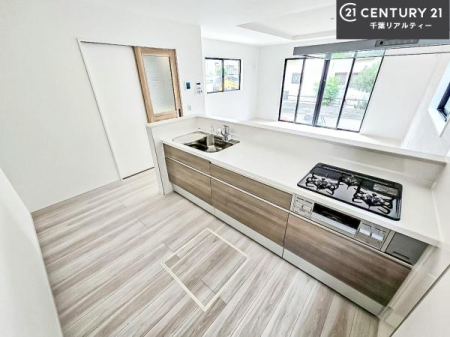 �L�b�`�� ��l�C�̑Ζʎ��V�X�e���L�b�`�����̗p���Ă��܂��I���Ƒ��̃R�~���j�P�[�V���������R�Ƒ�����݌v�ł��B
���q�l�ɂ��ڂ��͂��̂Ŋ������ł��ˁB���[�͂�����܂��I