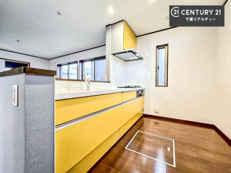 �L�b�`�� �L�b�`���ɂ͏���������A���R������荞�݂Ȃ��犷�C���X���[�Y�B���邭���K�Ȓ�����Ԃ��������Ă��܂��B���C����������ł��܂�