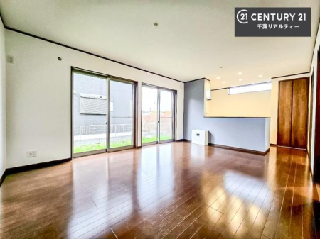 ���r���O �傫�ȑ����炽���Ղ�̗z���������閾�邢���r���O�B�J�����̂��郊�r���O�ŉƑ��c���̂��났�̎��Ԃ��߂����܂��B