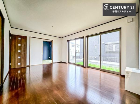 ���r���O �傫�ȑ����炽���Ղ�̗z���������閾�邢���r���O�B�J�����̂��郊�r���O�ŉƑ��c���̂��났�̎��Ԃ��߂����܂��B