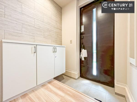 ���� �V���[�Y�{�b�N�X�t���Ȃ̂ŁA���ւ��Еt�����|�������₷���ł��I
�X�b�L���������ւŌ˂��J�����u�ԁA�������̂���S�n������Ԃ��o�}���Ă���܂��B
