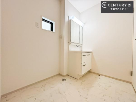 ���ʑ�E���ʏ� �O�ʋ��d�l�̐��ʏ��́A�g�����Ȃ݂����₷������I���͎��[�ɂȂ��Ă��܂��B�h���C���[�₨���ϓ����Еt������̂Ő��ʑ������X�b�L���ƌ����邱�Ƃ��o���܂��I