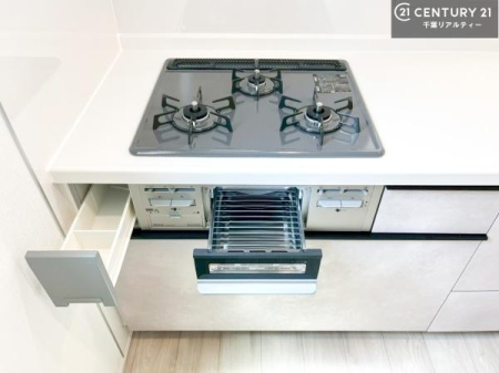 ���d�l�ʐ^(�L�b�`���j ��l�C�̑Ζʎ��V�X�e���L�b�`�����̗p���Ă��܂��I���Ƒ��̃R�~���j�P�[�V���������R�Ƒ�����݌v�ł��B
���q�l�ɂ��ڂ��͂��̂Ŋ������ł��ˁB���[�͂�����܂��I�i���d�l�j