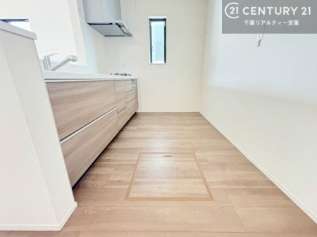 �L�b�`�� �y���d�l�ʐ^�z��l�C�̑Ζʎ��V�X�e���L�b�`�����̗p���Ă��܂��I���Ƒ��̃R�~���j�P�[�V���������R�Ƒ�����݌v�ł��B
���q�l�ɂ��ڂ��͂��̂Ŋ������ł��ˁB���[�͂�����܂��I