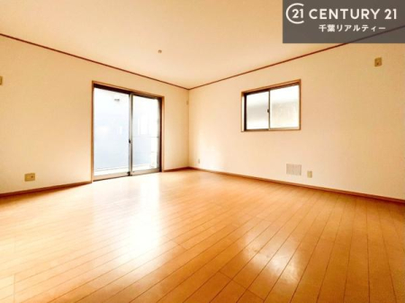 ���r���O �傫�ȑ����炽���Ղ�̗z���������閾�邢���r���O�B�J�����̂��郊�r���O�ŉƑ��c���̂��났�̎��Ԃ��߂����܂��B