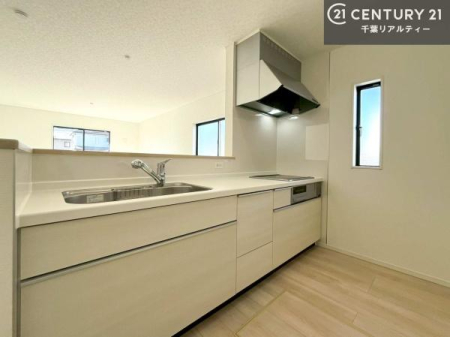 �L�b�`�� ��l�C�̑Ζʎ��V�X�e���L�b�`�����̗p���Ă��܂��I���Ƒ��̃R�~���j�P�[�V���������R�Ƒ�����݌v�ł��B
���q�l�ɂ��ڂ��͂��̂Ŋ������ł��ˁB�L�X�g���ĉ��K�ɍ�Ƃ��i�݂܂��B