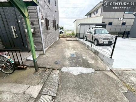 ���ԏ� ���ԃX�y�[�X��2�䕪����܂��I�Z�J���h�J�[�͂������A�o�C�N�⎩�]�ԂȂǂ��u���ꏊ�ɍ���܂���B