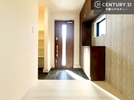 ���� �V���[�Y�{�b�N�X�t���Ȃ̂ŁA���ւ��Еt�����|�������₷���ł��I
�X�b�L���������ւŌ˂��J�����u�ԁA�������̂���S�n������Ԃ��o�}���Ă���܂��B