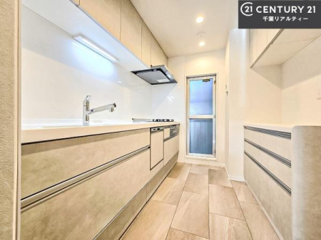 �L�b�`�� �J�b�v�{�[�h�t���̃L�b�`���ł��B
�L�b�`���͉����ƃK�`���K�`���������ł��B�d�q�����W�␆�ъ���u���܂����A��������̐H��͒I�Ɏ��[���\�ł��B