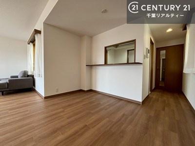 ���r���O �傫�ȑ����炽���Ղ�̗z���������閾�邢���r���O�B�J�����̂��郊�r���O�ŉƑ��c���̂��났�̎��Ԃ��߂����܂��B