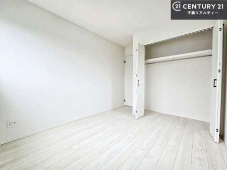 �m�� �y���d�l�z���[�X�y�[�X�����Ă��܂��I�������X�b�L�����ڂ��鎖���ł��܂��ˁB
�Ƌ��I�΂Ȃ��V���v���ȃf�U�C���ׁ̈A�Ƌ��I�΂����C�ɓ���̋�ԍ�肪�ł������ł��ˁB
