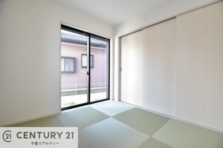 �a�� �y���d�l�z���炩�ȏ�̍��肪�S�n�悢��R�[�i�[�B���r���O�ɂ��Ȃ��炭�낰������̋�Ԃ��A�Ƒ��̒c�������L���ɂ��܂��B���q�l�̗V�я�₨���Q�X�y�[�X�A���q���̋q�ԂȂǁA���ʂɊ��p�ł��܂��B