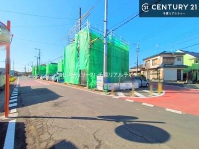 �O�ʓ��H�܂ތ��n�ʐ^ �O�ʓ��H�͍L�X�Ƃ��Ă���A�Ԃ̏o����������N���N�B�J�������ӂ�闧�n�ŁA���S���ĕ�点��Z�܂��ł��B