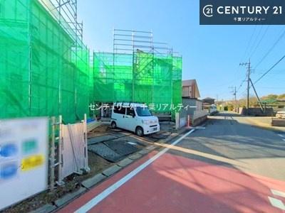 �O�ʓ��H�܂ތ��n�ʐ^ �O�ʓ��H�͍L�X�Ƃ��Ă���A�Ԃ̏o����������N���N�B�J�������ӂ�闧�n�ŁA���S���ĕ�点��Z�܂��ł��B