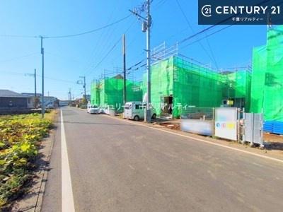 �O�ʓ��H�܂ތ��n�ʐ^ �O�ʓ��H�͍L�X�Ƃ��Ă���A�Ԃ̏o����������N���N�B�J�������ӂ�闧�n�ŁA���S���ĕ�点��Z�܂��ł��B