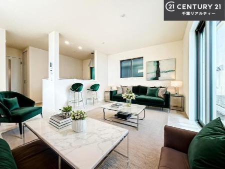 ���r���O �Ƌ��CG�p�[�X�ł��B�傫�ȑ����炽���Ղ�̗z���������閾�邢���r���O�B�J�����̂��郊�r���O�ŉƑ��c���̂��났�̎��Ԃ��߂����܂��B