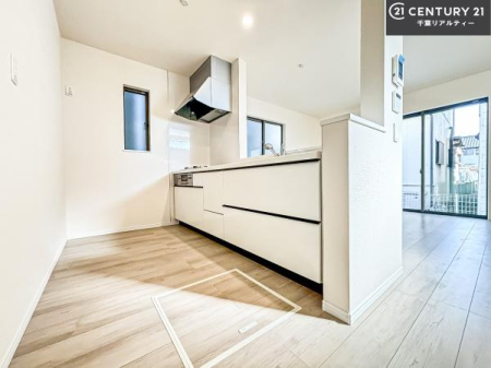 �L�b�`�� ��l�C�̑Ζʎ��V�X�e���L�b�`�����̗p���Ă��܂��I���Ƒ��̃R�~���j�P�[�V���������R�Ƒ�����݌v�ł��B
���q�l�ɂ��ڂ��͂��̂Ŋ������ł��ˁB�L�X�g���ĉ��K�ɍ�Ƃ��i�݂܂��B