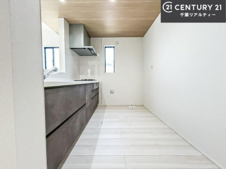 �L�b�`�� �y���d�l�z��l�C�̑Ζʎ��V�X�e���L�b�`�����̗p���Ă��܂��I���Ƒ��̃R�~���j�P�[�V���������R�Ƒ�����݌v�ł��B
���q�l�ɂ��ڂ��͂��̂Ŋ������ł��ˁB���[�͂�����܂��I