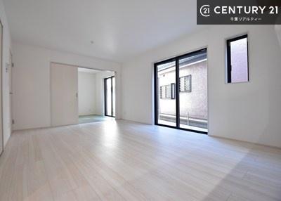 ���r���O �y���d�l�z�J�����̂���L�XLDK�I�\�t�@�[��_�C�j���O�e�[�u����u���Ă������ɂȂ�Ȃ��̂ŉ��K�ɉ߂����܂��I�R�~���j�P�[�V���������₷�����r���O�ł��I�y���n�̔���J�Ò��z