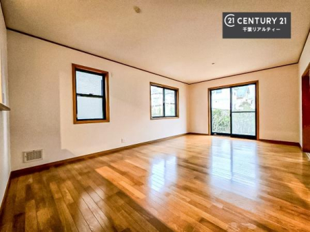 ���r���O �傫�ȑ����炽���Ղ�̗z���������閾�邢���r���O�B�J�����̂��郊�r���O�ŉƑ��c���̂��났�̎��Ԃ��߂����܂��B