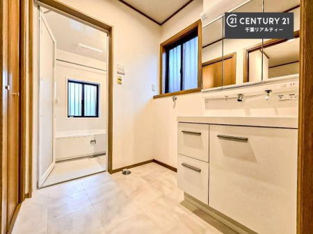 ���ʑ�E���ʏ� �O�ʋ��d�l�̐��ʏ��́A�g�����Ȃ݂����₷������I���͎��[�ɂȂ��Ă��܂��B�h���C���[�₨���ϓ����Еt������̂Ő��ʑ������X�b�L���ƌ����邱�Ƃ��o���܂��I