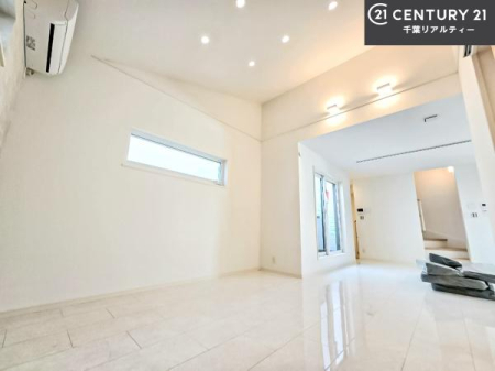 ���r���O �傫�ȑ����炽���Ղ�̗z���������閾�邢���r���O�B�J�����̂��郊�r���O�ŉƑ��c���̂��났�̎��Ԃ��߂����܂��B