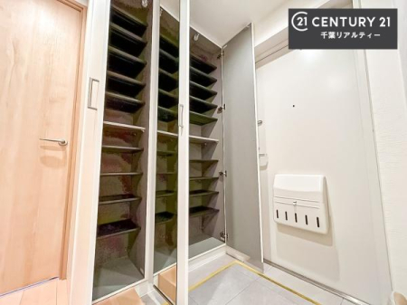 ���� �V���[�Y�{�b�N�X�t���Ȃ̂ŁA���ւ��Еt�����|�������₷���ł��I
�X�b�L���������ւŌ˂��J�����u�ԁA�������̂���S�n������Ԃ��o�}���Ă���܂��B

