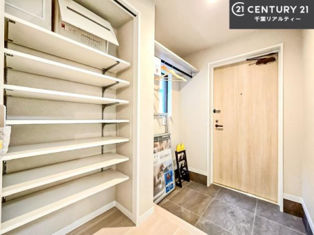 ���� �V���[�Y�{�b�N�X�t���Ȃ̂ŁA���ւ��Еt�����|�������₷���ł��I
�X�b�L���������ւŌ˂��J�����u�ԁA�������̂���S�n������Ԃ��o�}���Ă���܂��B
