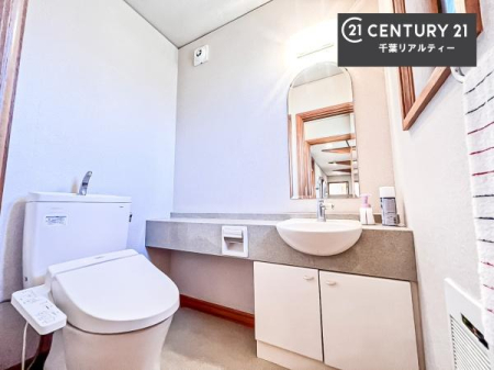 �g�C�� �g�C�����ɂ́A��􂢃X�y�[�X���t���Ă��܂��I
����G��O�Ɏ肪�􂦂�̂ŉq���I�ł��ˁI