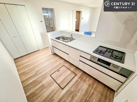 �L�b�`�� ��Ƃ肠�钲���X�y�[�X�ō�Ƃ����₷�����K�ȃL�b�`���ł��I
���q�l�ƈꏏ�ɂ��َq������y���߂�L�X�X�y�[�X�ł��B�y�����������ԂɂȂ肻���ł��ˁI