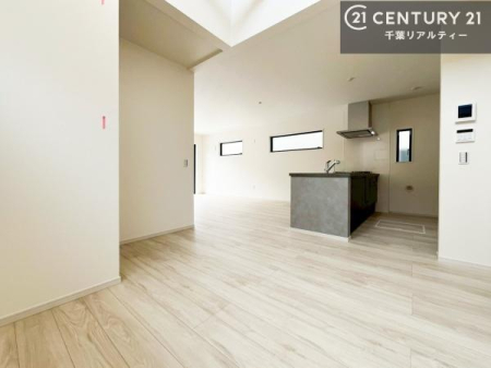 ���d�l�ʐ^(���r���O�j �㕔�������ŊJ���������Ղ�I��؂ȉƑ����W�܂邩�炱��LDK�ɂ͂�����肽���B
�q�����������C�ɏ΂��Ȃ��瑖�����Ă���p�����������u�L���Ƃɂ��ėǂ������v�Ǝv���u�Ԃł��B�i���d�l)