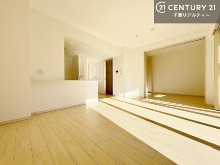 ���r���O �傫�ȑ����炽���Ղ�̗z���������閾�邢���r���O�B�J�����̂��郊�r���O�ŉƑ��c���̂��났�̎��Ԃ��߂����܂��B