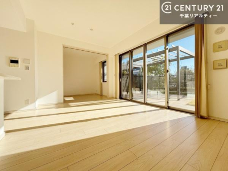 ���r���O �J�����̂���L�XLDK�I�\�t�@�[��_�C�j���O�e�[�u����u���Ă������ɂȂ�Ȃ��̂ŉ��K�ɉ߂����܂��I�R�~���j�P�[�V���������₷�����r���O�ł��I