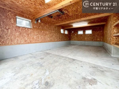 ���ԏ� �r���g�C���K���[�W�̒��ԏ�́A�J�╗����Ԃ�����Ă����̂ő�؂ɊǗ����ł���̂ň��S�I�O�łc�h�x��z�[���p�[�e�B�[���ł���X�y�[�X�Ŏg������̗ǂ��d�l�ł��I