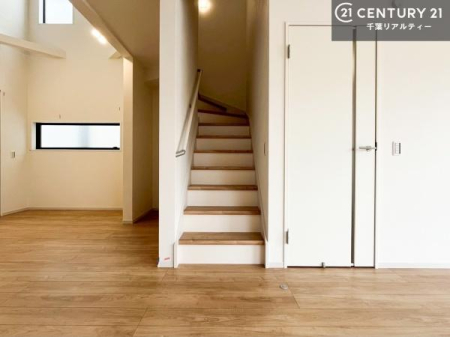 �����\�z�}(����) ���r���O�C���K�i�ŃR�~���j�P�[�V���������₷�����r���O�I�K�i�͖��邭�萠������Ă��܂��B���q�l�₲�N�z�̕������S���Ă����p�����܂��ˁI�i���d�l�j