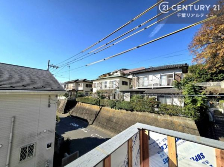 �Z�˂���̒��]�ʐ^ �O�ʓ��H���������Ƃ��Ă���A�����Ƃ̊ԂɓK�x�ȋ��������܂�邽�߁A�S�n�悢�J�����ƗǍD�Ȓ��]���m�ۂ��Ă��܂��B