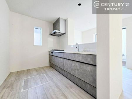 �L�b�`�� �L�b�`���ɂ͏���������A���R������荞�݂Ȃ��犷�C���X���[�Y�B���邭���K�Ȓ�����Ԃ��������Ă��܂��B���C����������ł��܂�