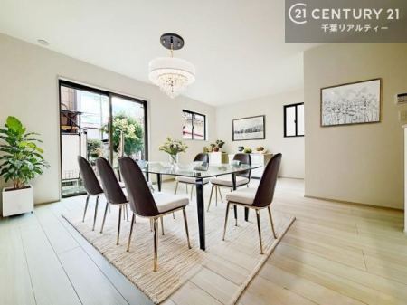 ���r���O �Ƌ��CG�p�[�X�ł��B��؂ȉƑ����W�܂邩�炱��LDK�ɂ͂�����肽���B
�q�����������C�ɏ΂��Ȃ��瑖�����Ă���p�����������u�L���Ƃɂ��ėǂ������v�Ǝv���u�Ԃł��B