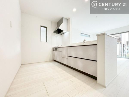 �L�b�`�� ��l�C�̑Ζʎ��V�X�e���L�b�`�����̗p���Ă��܂��I���Ƒ��̃R�~���j�P�[�V���������R�Ƒ�����݌v�ł��B
���q�l�ɂ��ڂ��͂��̂Ŋ������ł��ˁB�L�X�g���ĉ��K�ɍ�Ƃ��i�݂܂��B