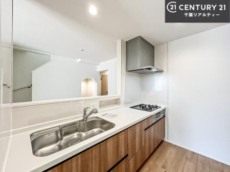 �L�b�`�� ��l�C�̑Ζʎ��V�X�e���L�b�`�����̗p���Ă��܂��I���Ƒ��̃R�~���j�P�[�V���������R�Ƒ�����݌v�ł��B
���q�l�ɂ��ڂ��͂��̂Ŋ������ł��ˁB���[�͂�����܂��I