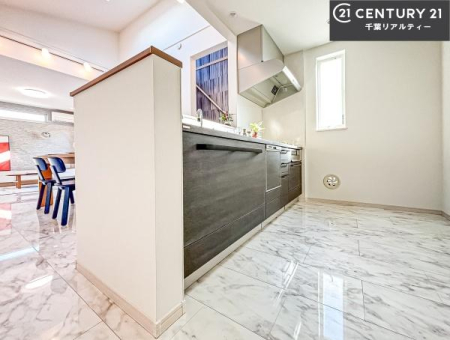 �L�b�`�� ��l�C�̑Ζʎ��V�X�e���L�b�`�����̗p���Ă��܂��I���Ƒ��̃R�~���j�P�[�V���������R�Ƒ�����݌v�ł��B
���q�l�ɂ��ڂ��͂��̂Ŋ������ł��ˁB�L�X�g���ĉ��K�ɍ�Ƃ��i�݂܂��B