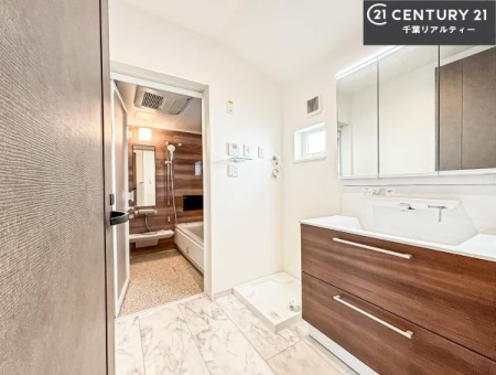 ���ʑ�E���ʏ� �O�ʋ��d�l�̐��ʏ��́A�g�����Ȃ݂����₷������I���͎��[�ɂȂ��Ă��܂��B�h���C���[�₨���ϓ����Еt������̂Ő��ʑ������X�b�L���ƌ����邱�Ƃ��o���܂��I