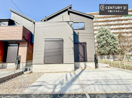 ���n�O�ώʐ^ ������肵��4LDK�̊Ԏ��ŁA�Ƒ��݂�Ȃ����K�ɉ߂����܂��B
���ۂɓ����\�ł��̂ŁA�L����Ԏ������Ќ��n�ł��̊����������B