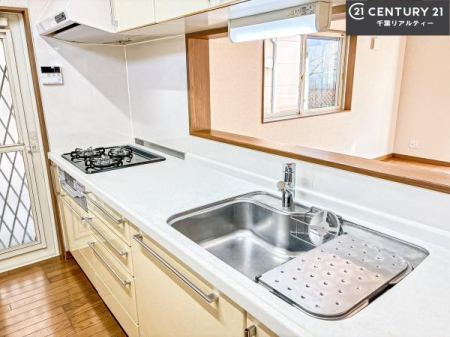 �L�b�`�� ��l�C�̑Ζʎ��V�X�e���L�b�`�����̗p���Ă��܂��I���Ƒ��̃R�~���j�P�[�V���������R�Ƒ�����݌v�ł��B
���q�l�ɂ��ڂ��͂��̂Ŋ������ł��ˁB�L�X�g���ĉ��K�ɍ�Ƃ��i�݂܂��B