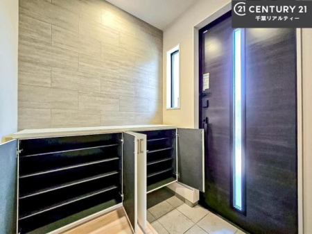 ���� �V���[�Y�{�b�N�X�t���Ȃ̂ŁA���ւ��Еt�����|�������₷���ł��I
�X�b�L���������ւŌ˂��J�����u�ԁA�������̂���S�n������Ԃ��o�}���Ă���܂��B
