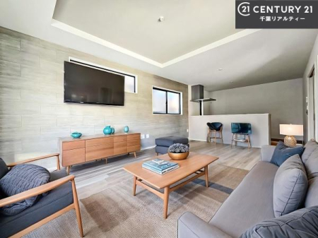 ���r���O �Ƌ��CG�p�[�X�ł��B�傫�ȑ����炽���Ղ�̗z���������閾�邢���r���O�B�J�����̂��郊�r���O�ŉƑ��c���̂��났�̎��Ԃ��߂����܂��B