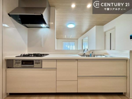 �L�b�`�� ��Ƃ肠�钲���X�y�[�X�ō�Ƃ����₷�����K�ȃL�b�`���ł��I
���q�l�ƈꏏ�ɂ��َq������y���߂�L�X�X�y�[�X�ł��B�y�����������ԂɂȂ肻���ł��ˁI