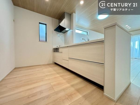 �L�b�`�� ��Ƃ肠�钲���X�y�[�X�ō�Ƃ����₷�����K�ȃL�b�`���ł��I
���q�l�ƈꏏ�ɂ��َq������y���߂�L�X�X�y�[�X�ł��B�y�����������ԂɂȂ肻���ł��ˁI